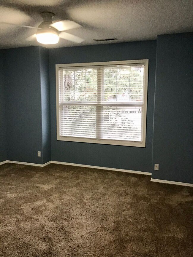 Building Photo - For Rent - Exceptional Murrayhill Location...