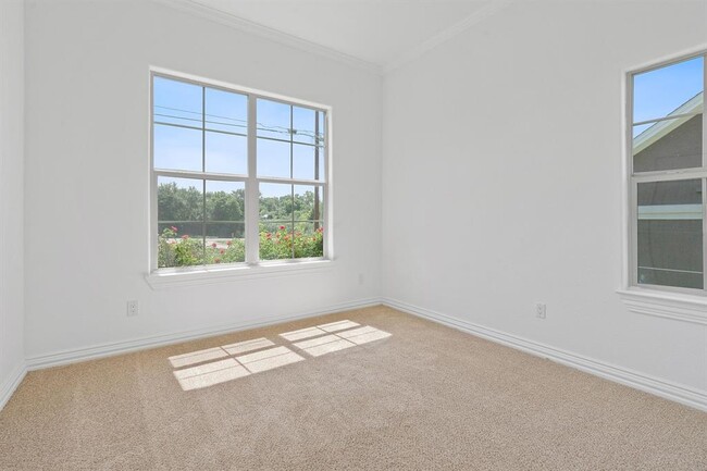 Building Photo - 404 Mesa Dr