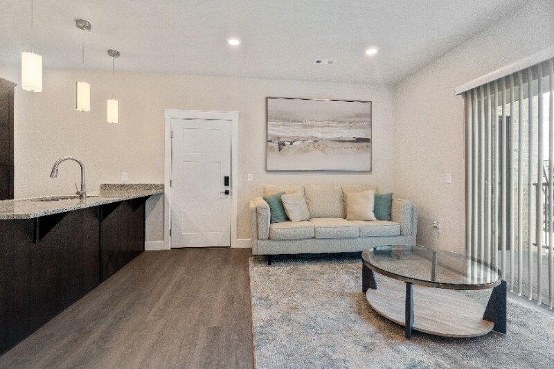 Building Photo - 1501 SW Aileron Cir