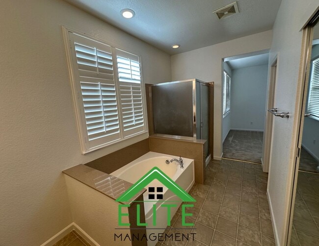 Building Photo - Beautiful 4-Bedroom Home in Desirable Nort...