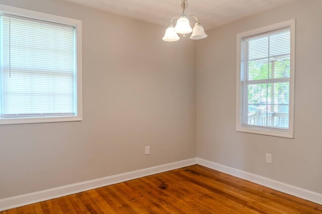 Building Photo - Charming Portsmouth Home with Spacious Backyard