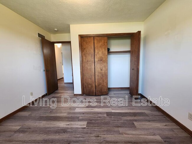 Building Photo - 1710 Eastridge Ave