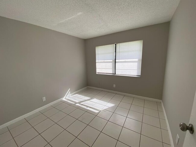 Building Photo - 4734 Summit Blvd