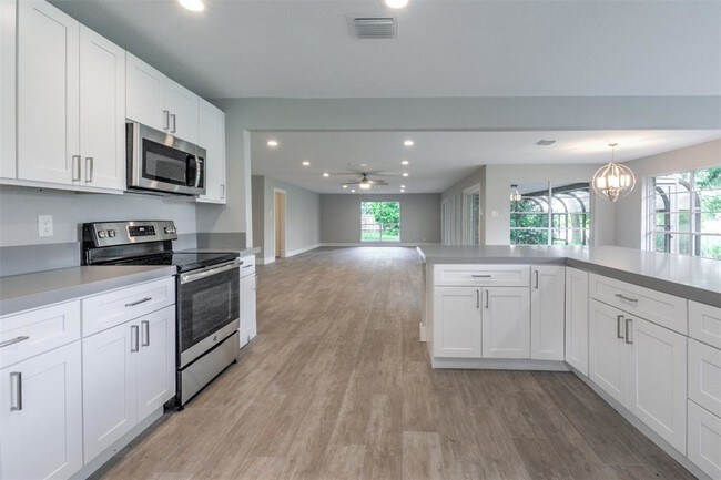 Building Photo - 915 Brook Forest Dr