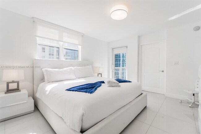 Building Photo - 1200 Brickell Bay Dr