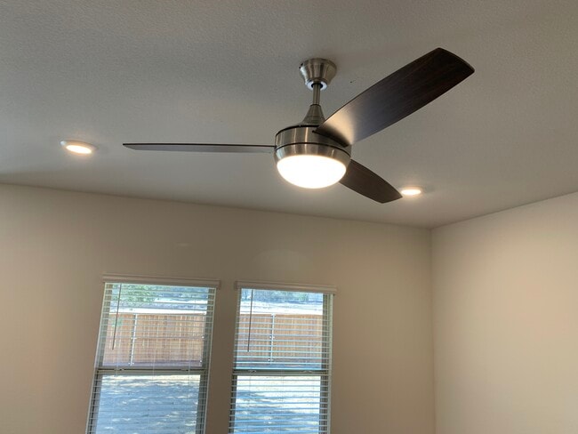 Building Photo - 402 Goliad St