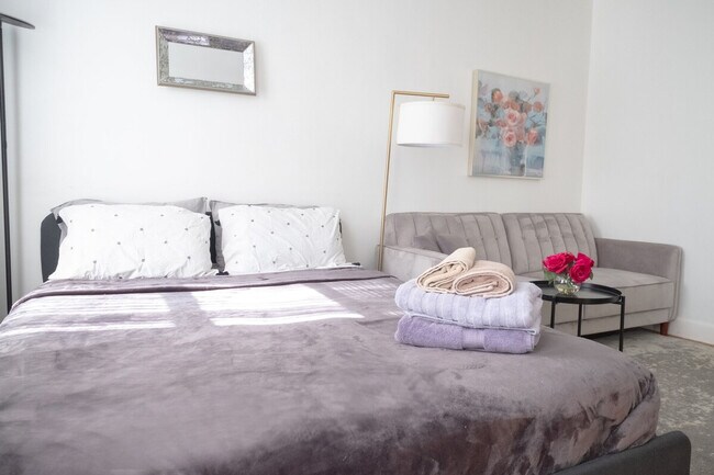 Building Photo - 328 E 74th St