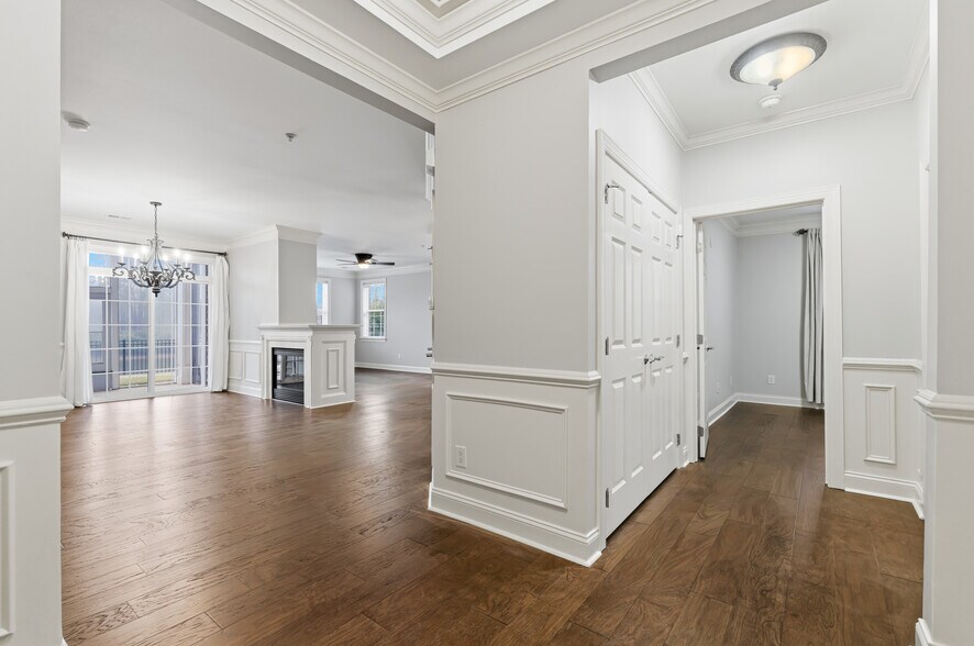 Building Photo - 10421 Rosegate Ct