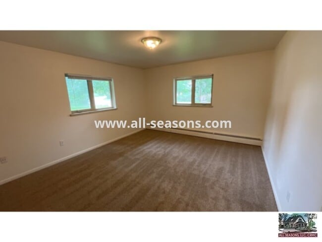 Building Photo - Spacious Duplex Unit near Old Broadmoor Rd