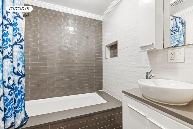 Building Photo - 620 Monroe St