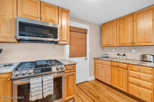 Building Photo - 608 Lareine Ave