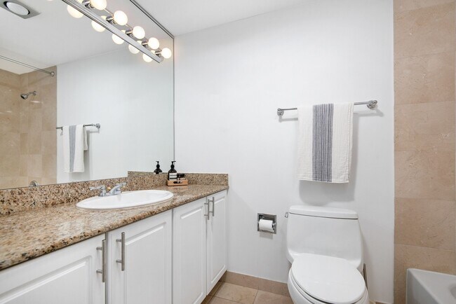 Building Photo - 40 E Delaware Pl