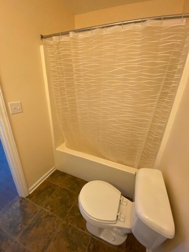 Building Photo - Welcome to this stunning 3-bedroom, 2-bath...