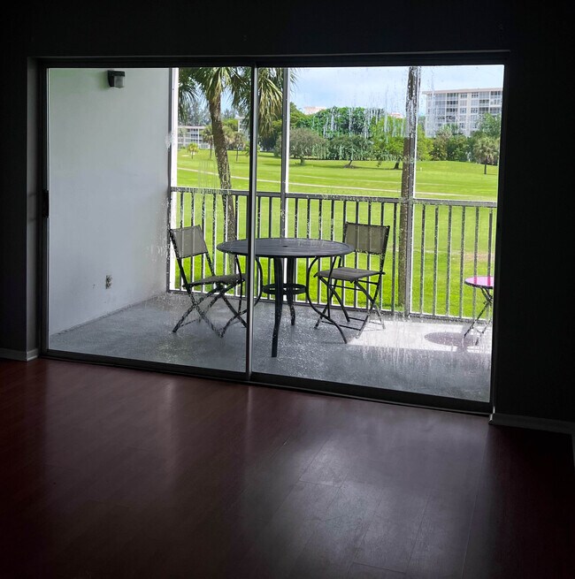 Building Photo - 2850 N Palm Aire Dr