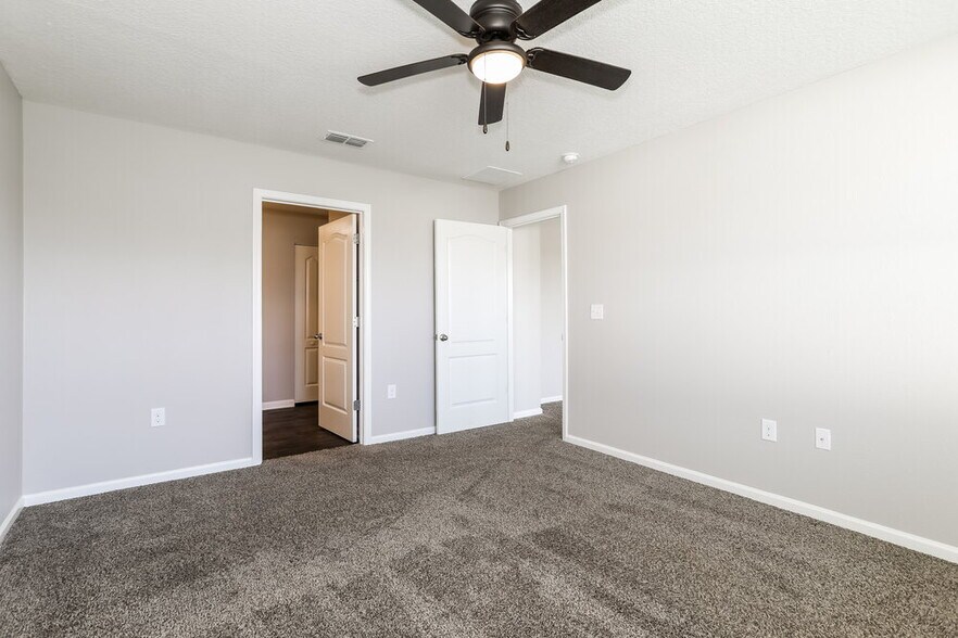 Building Photo - 2227 Pebble Point Dr