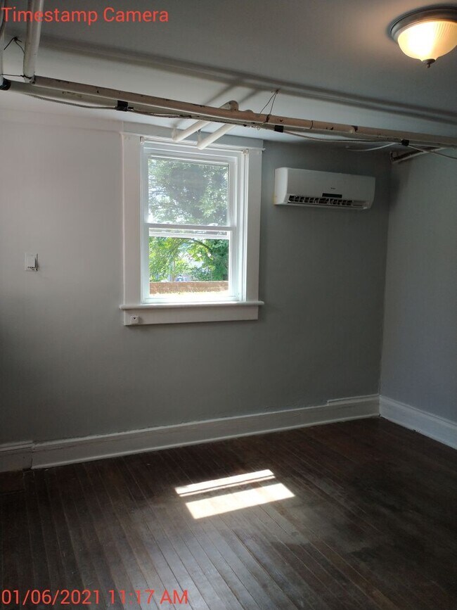 Building Photo - 2027-2028 9 bedroom / 4.5 baths  School Year Location PERFECT for students, in the heart of the UVA