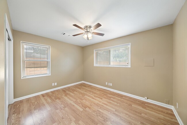 Building Photo - 6523 Underhill St