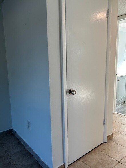 Building Photo - 411 S Nimbus Ave