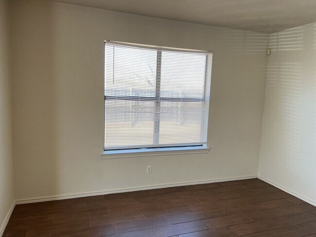 Building Photo - 915 McDaniel Cir