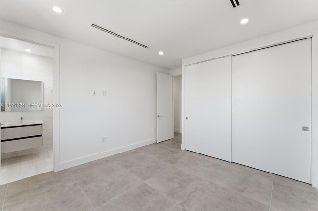 Building Photo - 2840 SW 32nd Ct