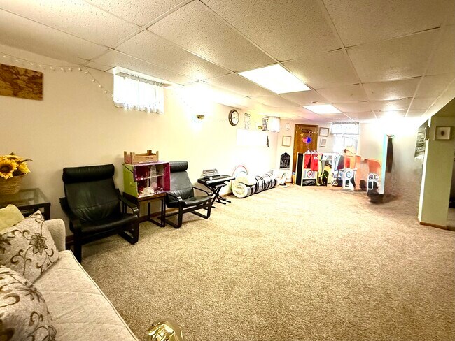 Building Photo - 9S525 Allison Ct