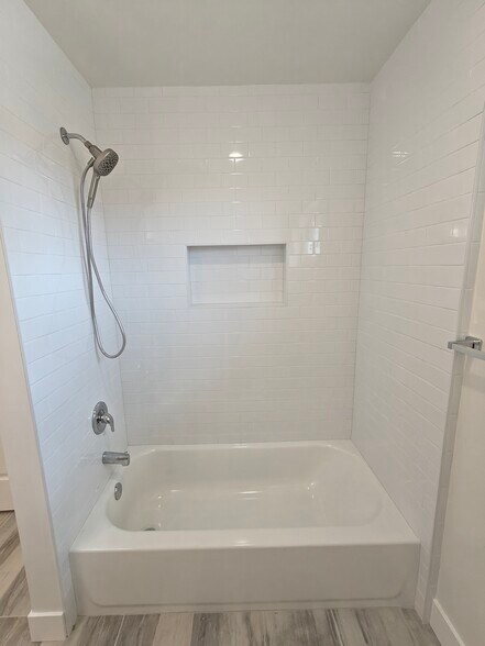 Tub - 6662 S Highland Dr
