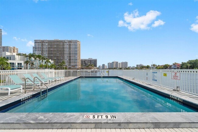 Building Photo - 1913 S Ocean Dr