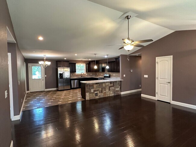 Building Photo - 4 Bed 2 Bath FOR RENT in Waynesville