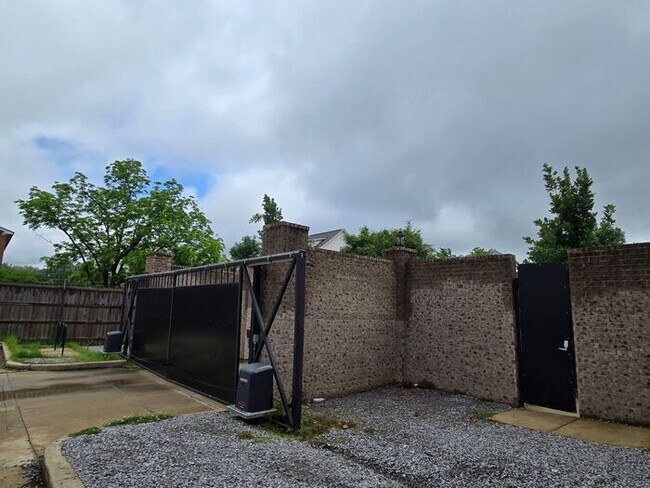 Building Photo - Your Winter Shared Housing Solution – Comfort, Convenience, and Savings!