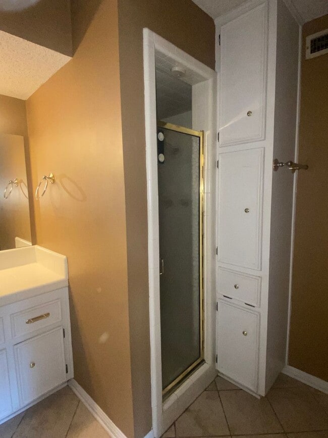 Building Photo - LARGE 4 BEDROOM BELTON ISD