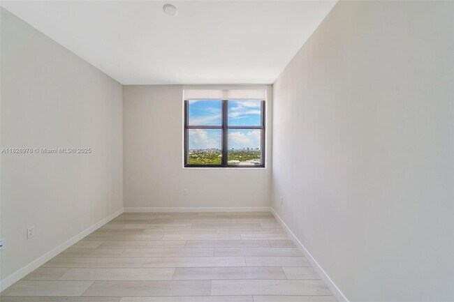 Building Photo - 555 NE 8th St