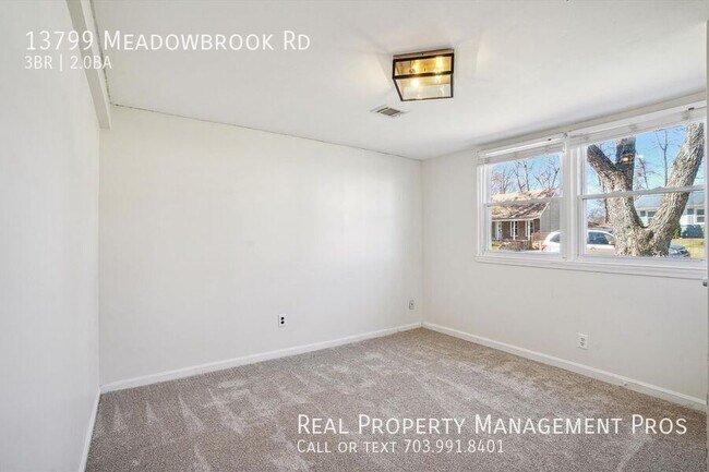 Building Photo - 3 Bed Single Family Home w/ Fenced in Back...