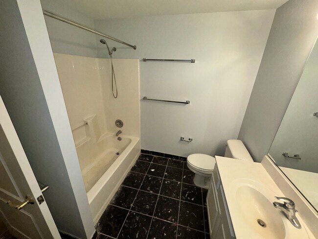 Building Photo - Updated 1BR Condo with Parking Near Virgin...