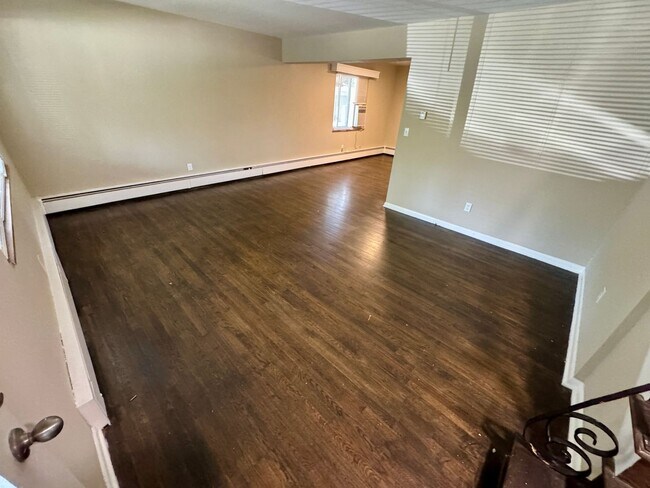Building Photo - 3 Bedroom ~ Clintonville