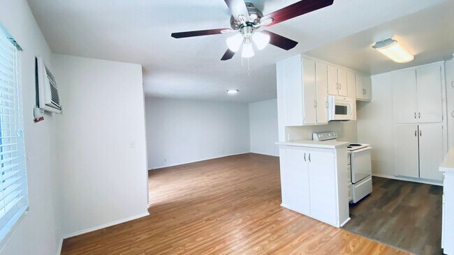 Interior Photo - 20317 Saticoy St