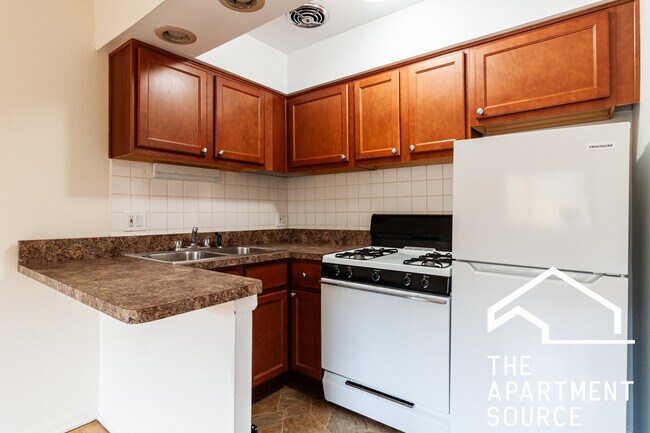 Building Photo - 540 W Roscoe St