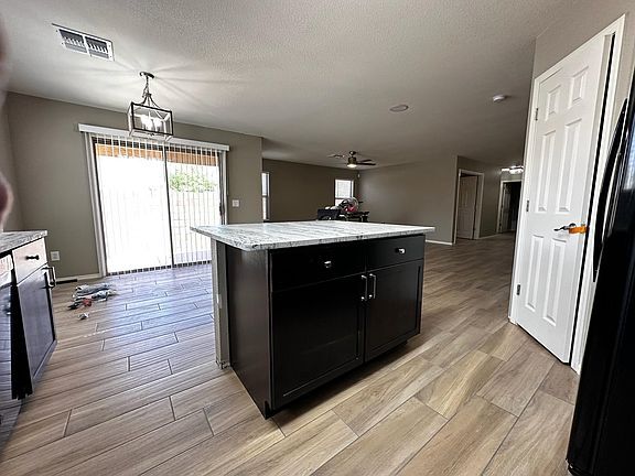 Building Photo - 2911 E Cherry Hills Dr