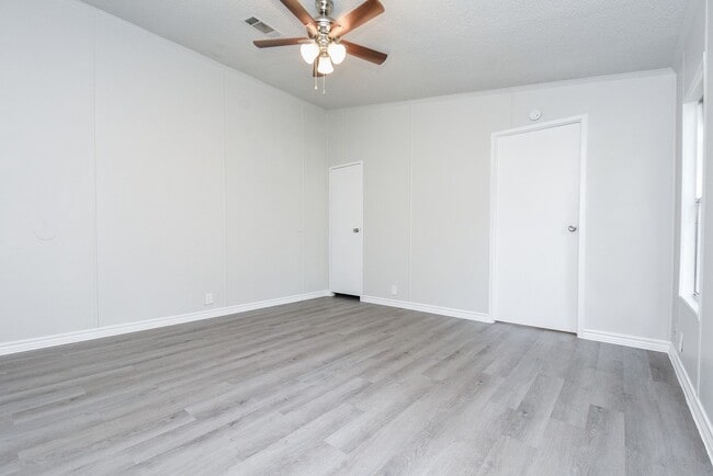 Building Photo - Be part of this cozy community at Roy Harris Loop