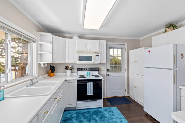 Building Photo - 8685 Je-NE-Be Dr NE