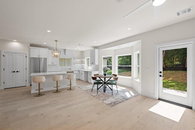 Building Photo - 13 Autumn Oaks Dr