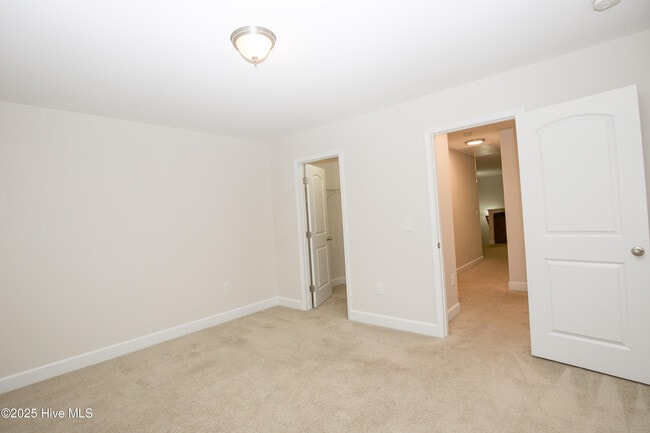 Building Photo - 104 Pine Hawk Dr
