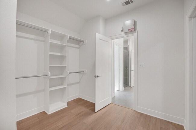 Building Photo - Gorgeous new construction in Flint!