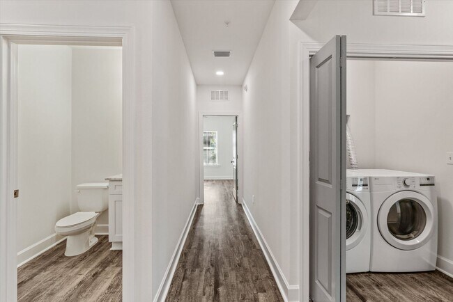 Building Photo - 5/5.5 Townhomes, Built 2024, Walk to stadium! Available August 2026!