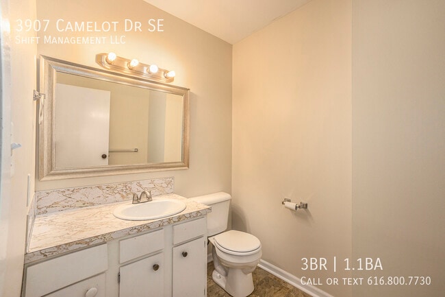 Building Photo - 3907 Camelot Dr SE