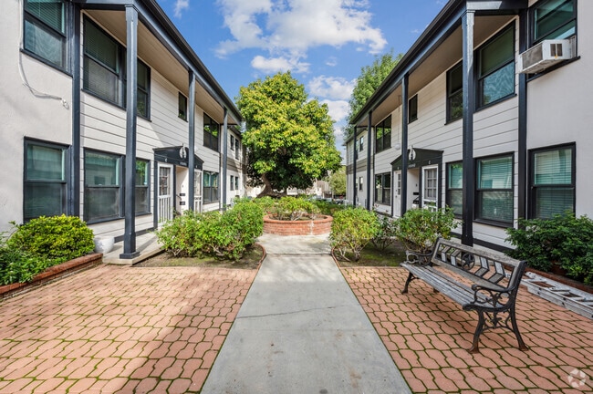 Courtyard - The Viking Apartments