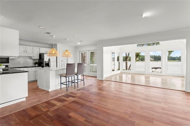 Building Photo - 1695 Spinnaker Dr