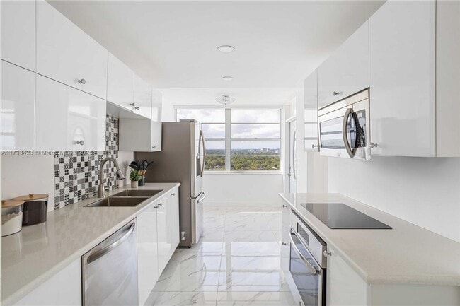 Building Photo - 18051 Biscayne Blvd