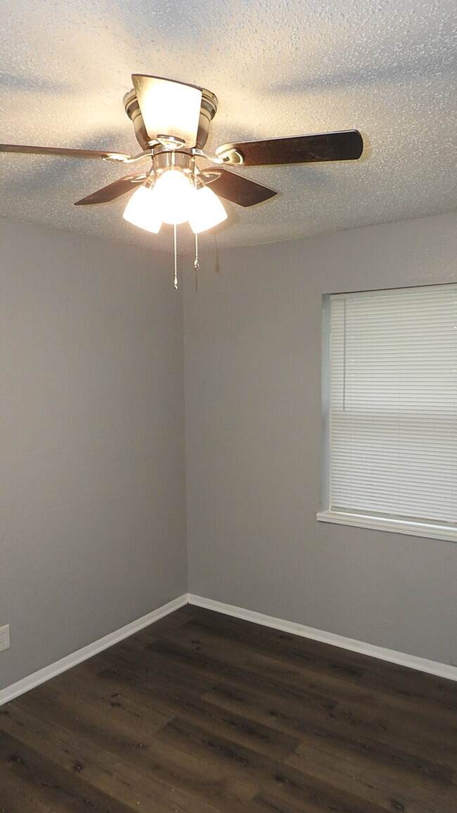 Building Photo - 3bed-2 full bath townhome for rent in Nort...