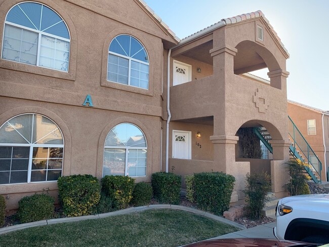 Building Photo - Wonderful La Paloma Home!