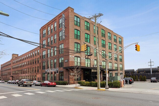 Building Photo - 154 Ave E